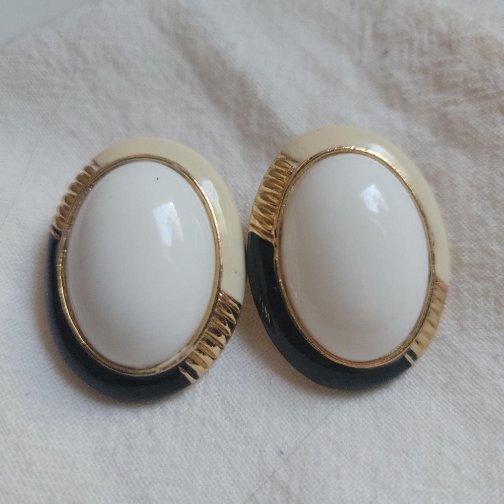 Vintage Black White Enamel Gold Tone Oval Clip On Earrings Size 1.25" Mob Wife
